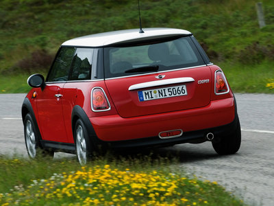 2007-Mini-Cooper-Rear-Angle-Drive-1280x960.jpg