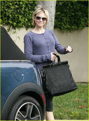 renee-zellweger-hops-into-her-mini-cooper-06.jpg