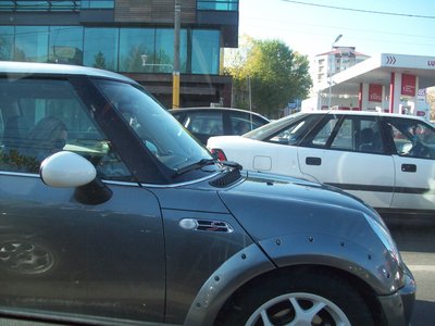 Era la semafor dar nu a vrut sa se conformeze ...se pare ca fetele nu se scarpina in nas :)