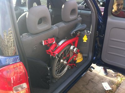 Iata cum in incapatorul portbagaj al Toy-ului incape si bicicleta lui Oreste :)