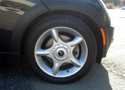 03BlkMiniCooperWheel.jpg