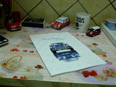 Poza de ansamblu cu toate cadourile primite + felicitarea care mi-a pus un zambet urias pe fata. :))